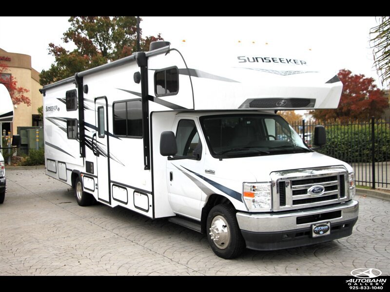 Used 2022 Ford E-450 and Econoline 450 Super Duty w/ Motorhome Prep Package RWD image 3