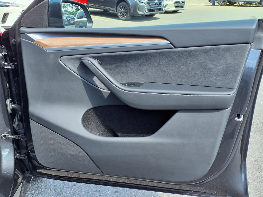 Used 2025 Tesla Model Y Long Range RWD image 12