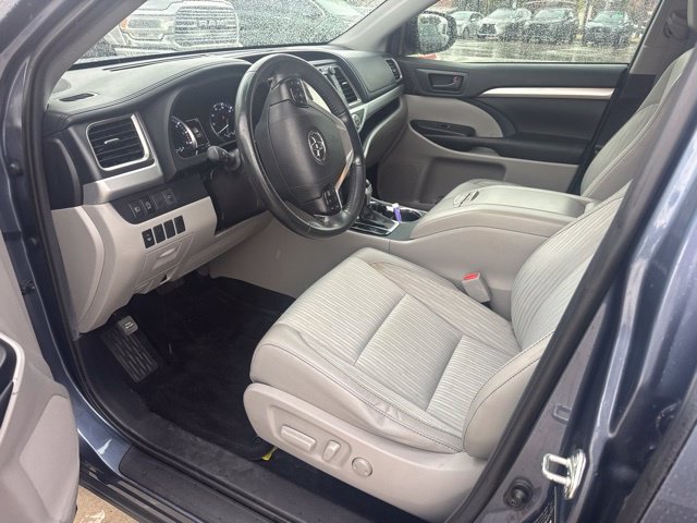 Used 2019 Toyota Highlander Plus FWD image 10