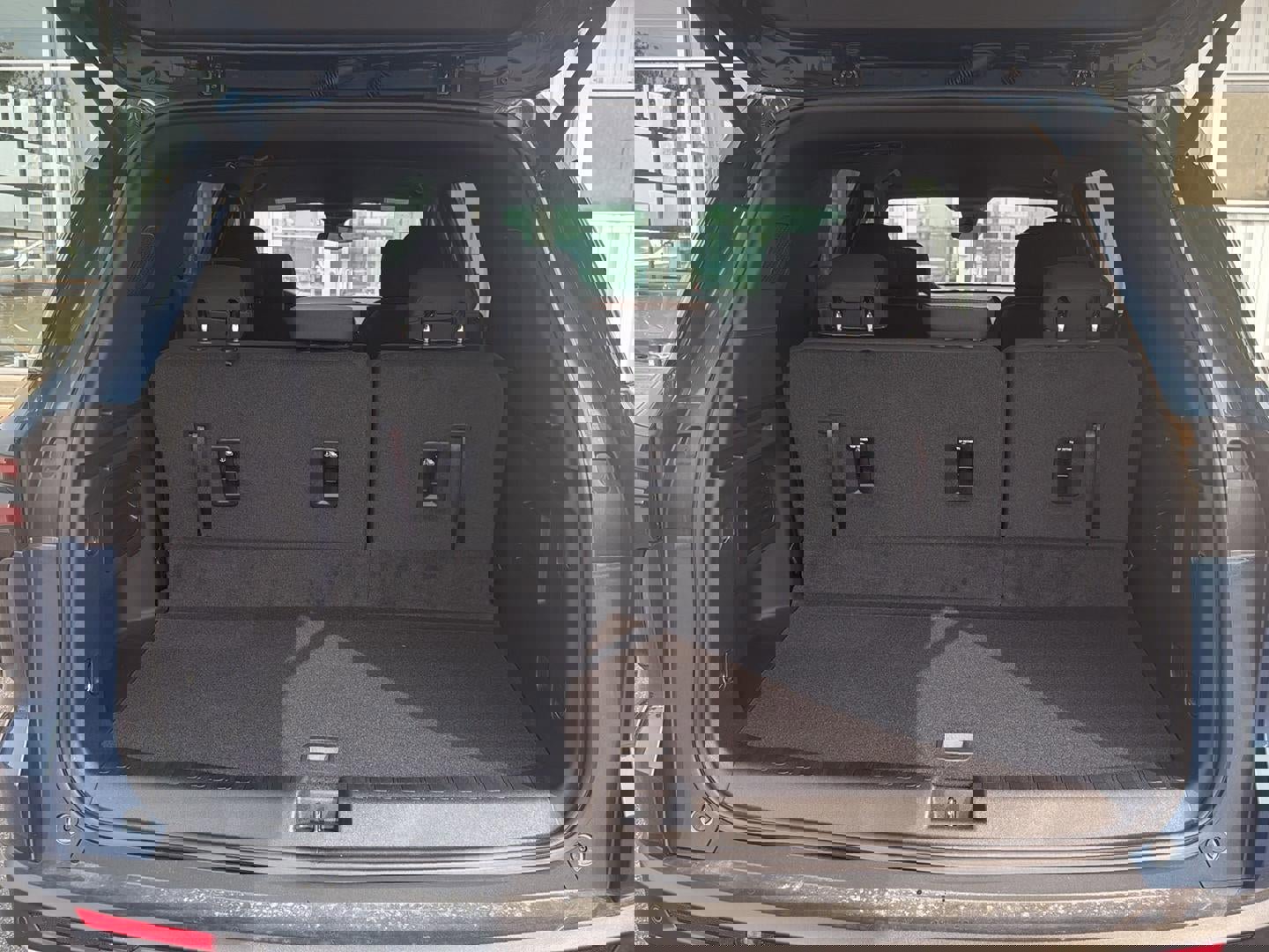 Used 2025 Chevrolet Traverse LT image 4