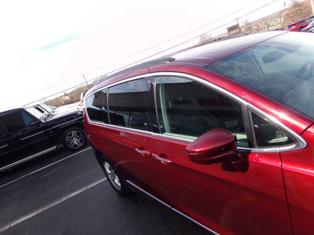 Used 2017 Chrysler Pacifica Touring-L w/ Tire & Wheel Group FWD image 43