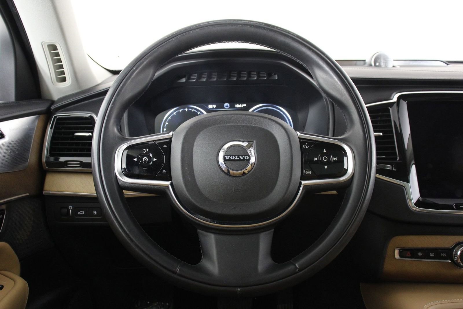 Used 2016 Volvo XC90 T8 Inscription w/ Vision Package AWD/4WD image 8