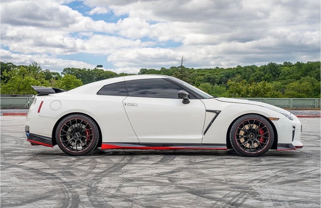 Used 2018 Nissan GT-R Premium image 7
