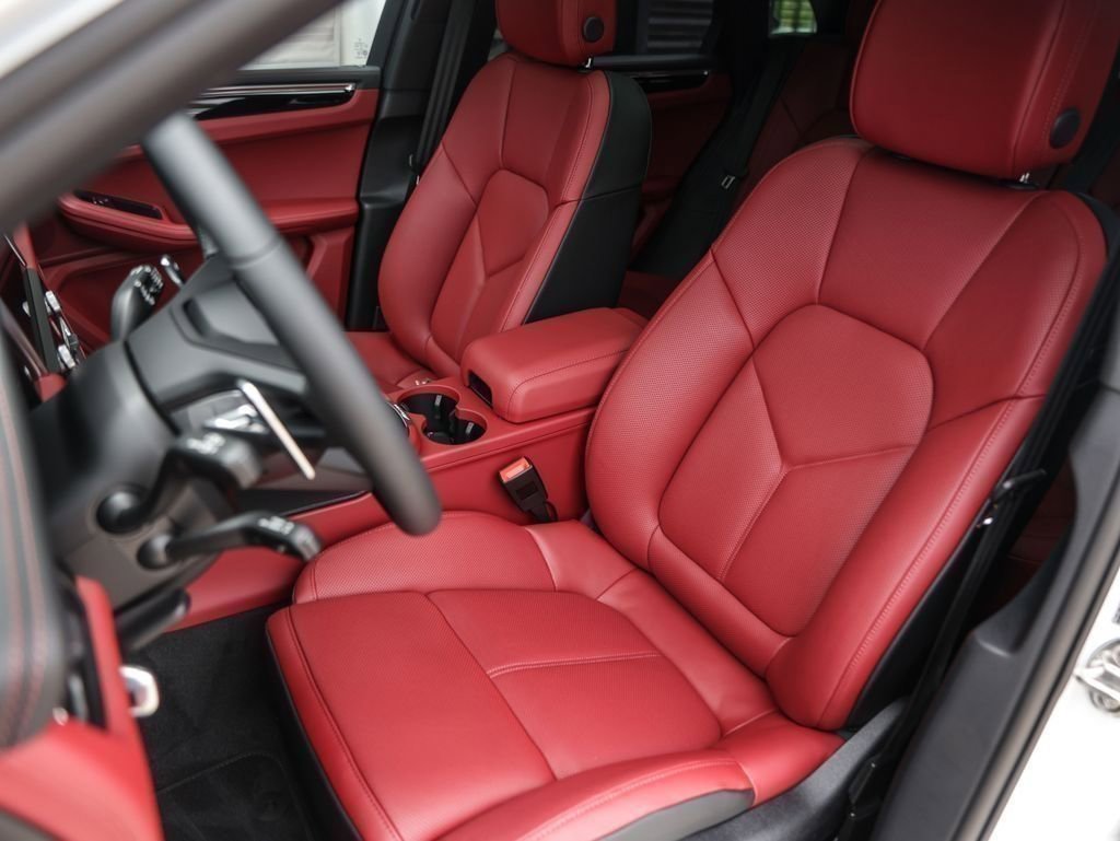 Certified 2025 Porsche Macan AWD/4WD image 5