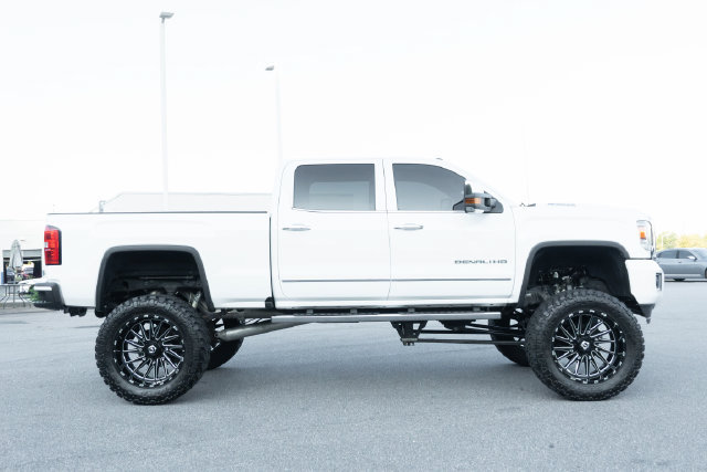 Used 2017 GMC Sierra 2500 Denali w/ Duramax Plus Package AWD/4WD image 12