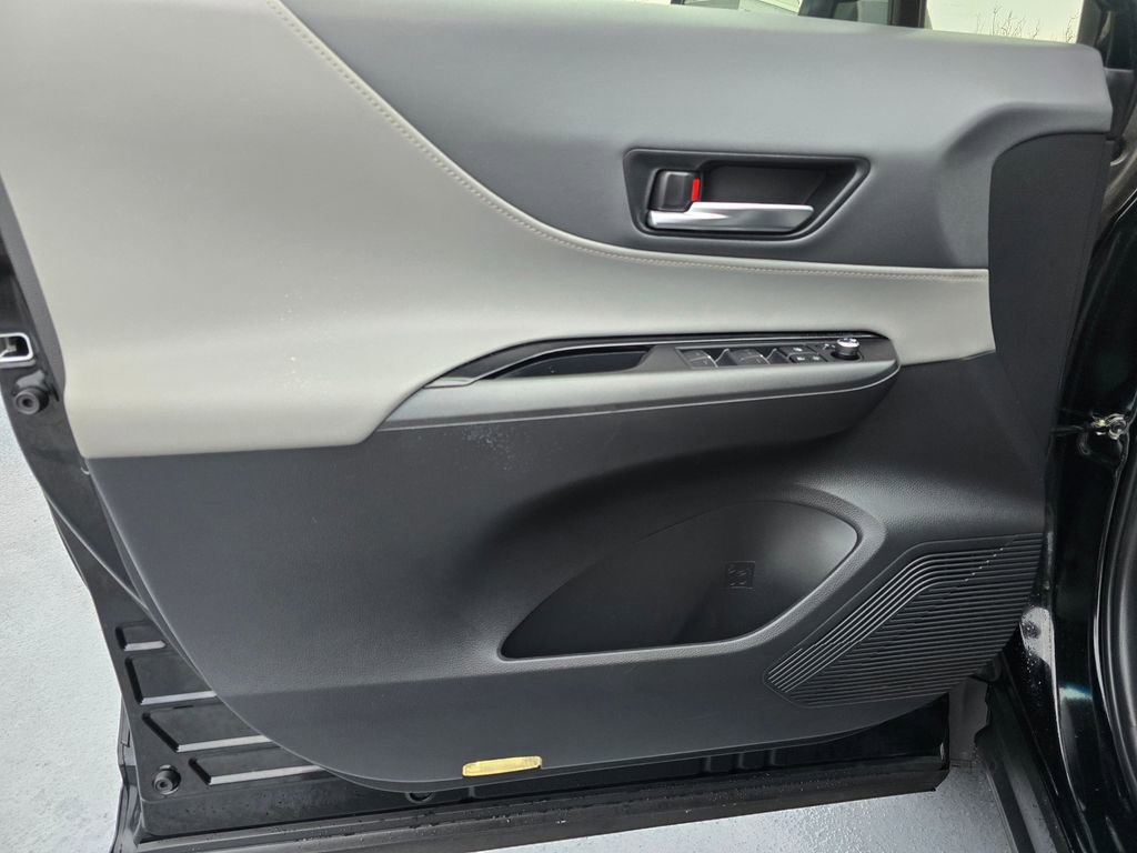 Used 2022 Toyota Venza LE image 22