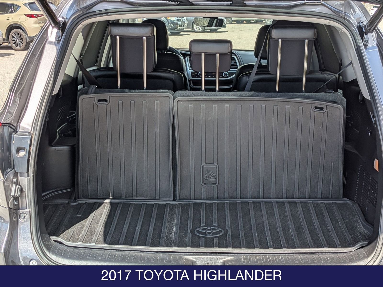 Used 2017 Toyota Highlander XLE AWD/4WD image 25