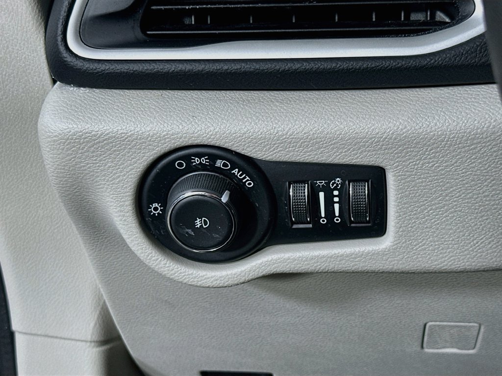 Used 2024 Chrysler Pacifica Touring-L FWD image 25