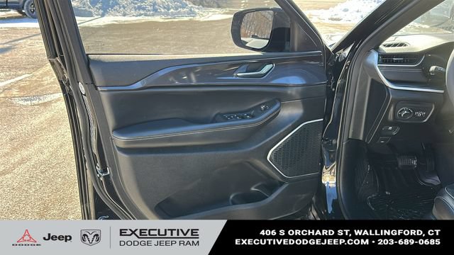 Used 2023 Jeep Grand Cherokee Altitude AWD/4WD image 8