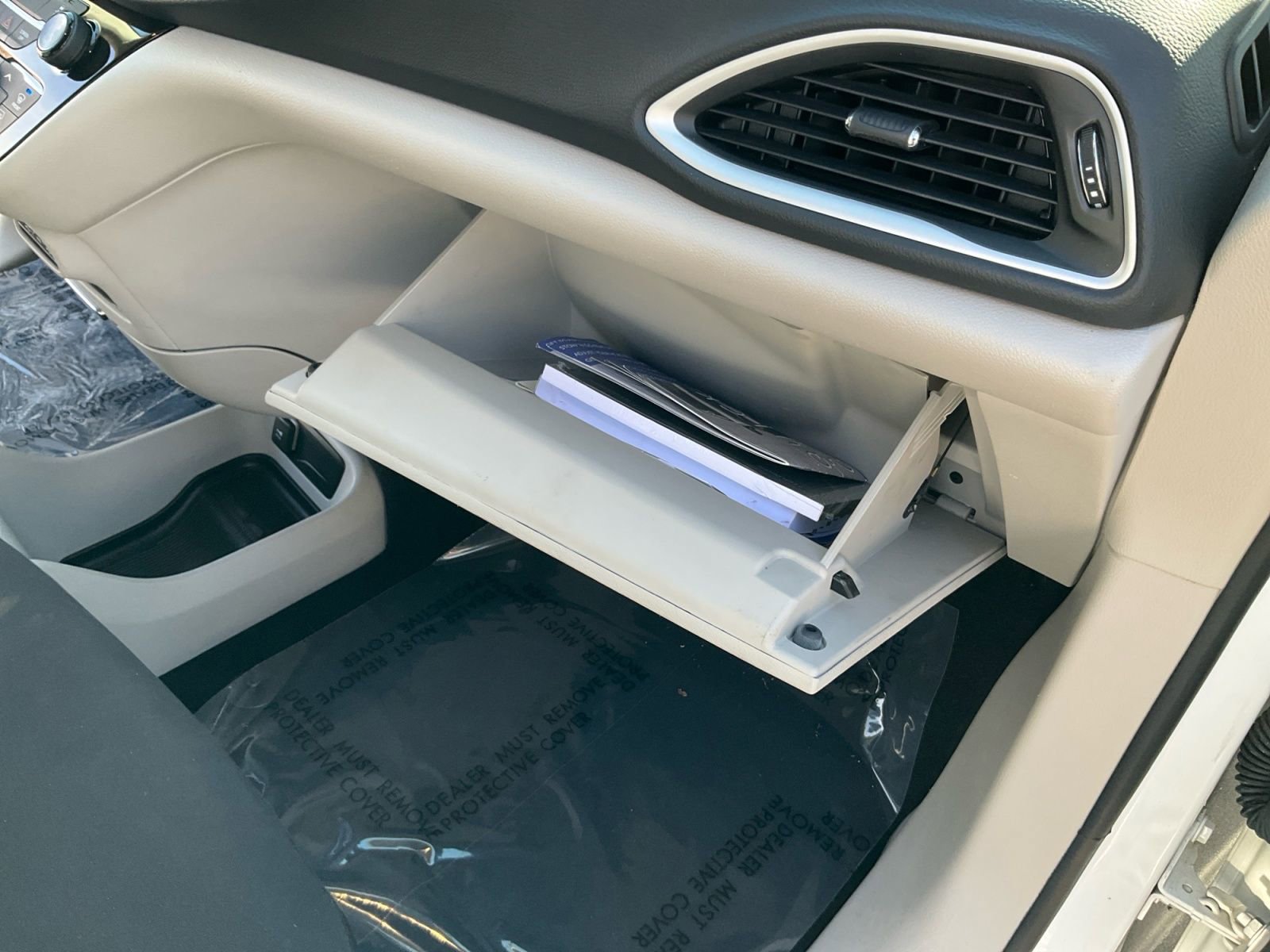 Used 2022 Chrysler Voyager LX image 18