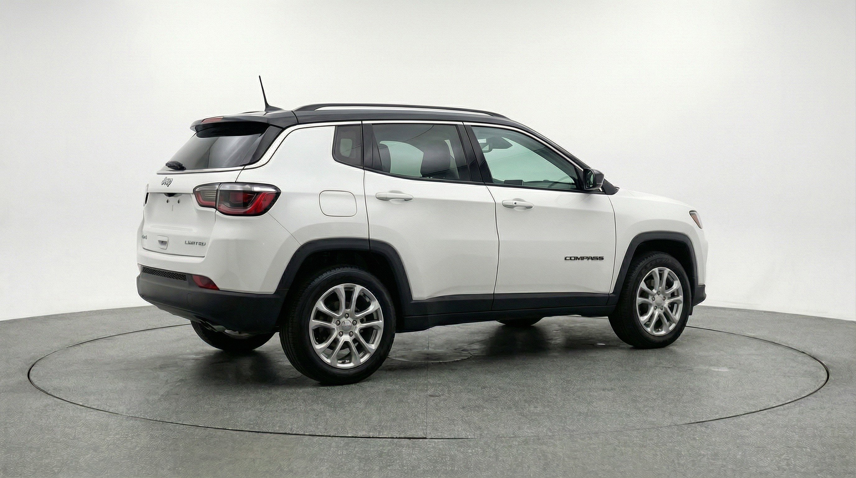 Used 2025 Jeep Compass Limited image 9
