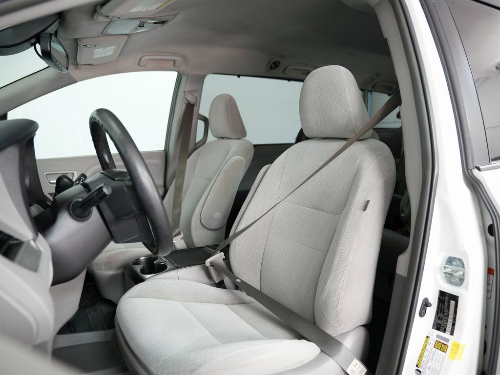 Used 2018 Toyota Sienna LE w/ Carpet Mat Package image 41