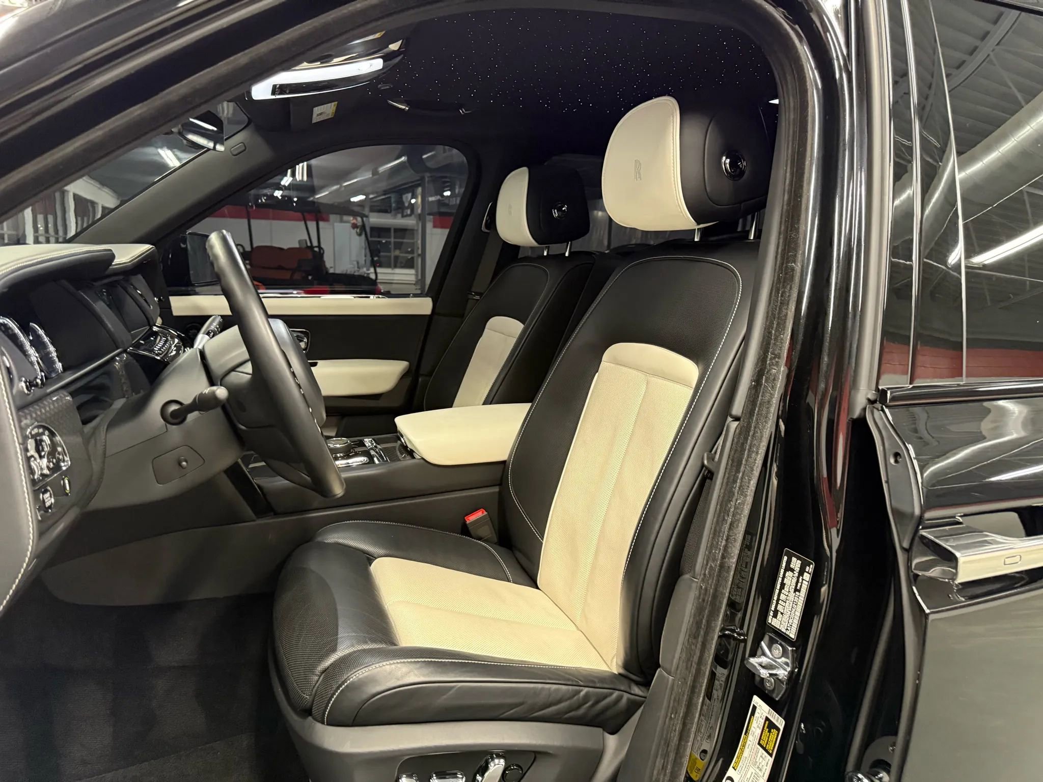 Used 2022 Rolls-Royce Cullinan Black Badge w/ Dark Exterior Package image 39