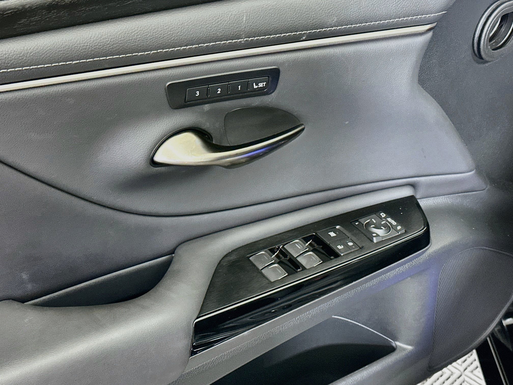 Used 2024 Lexus ES 300h w/ Premium Package FWD image 15