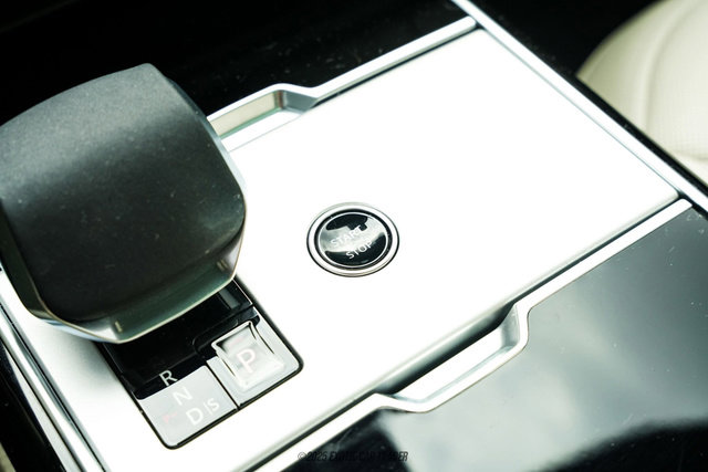 Used 2025 Land Rover Range Rover Long Wheelbase SE image 27