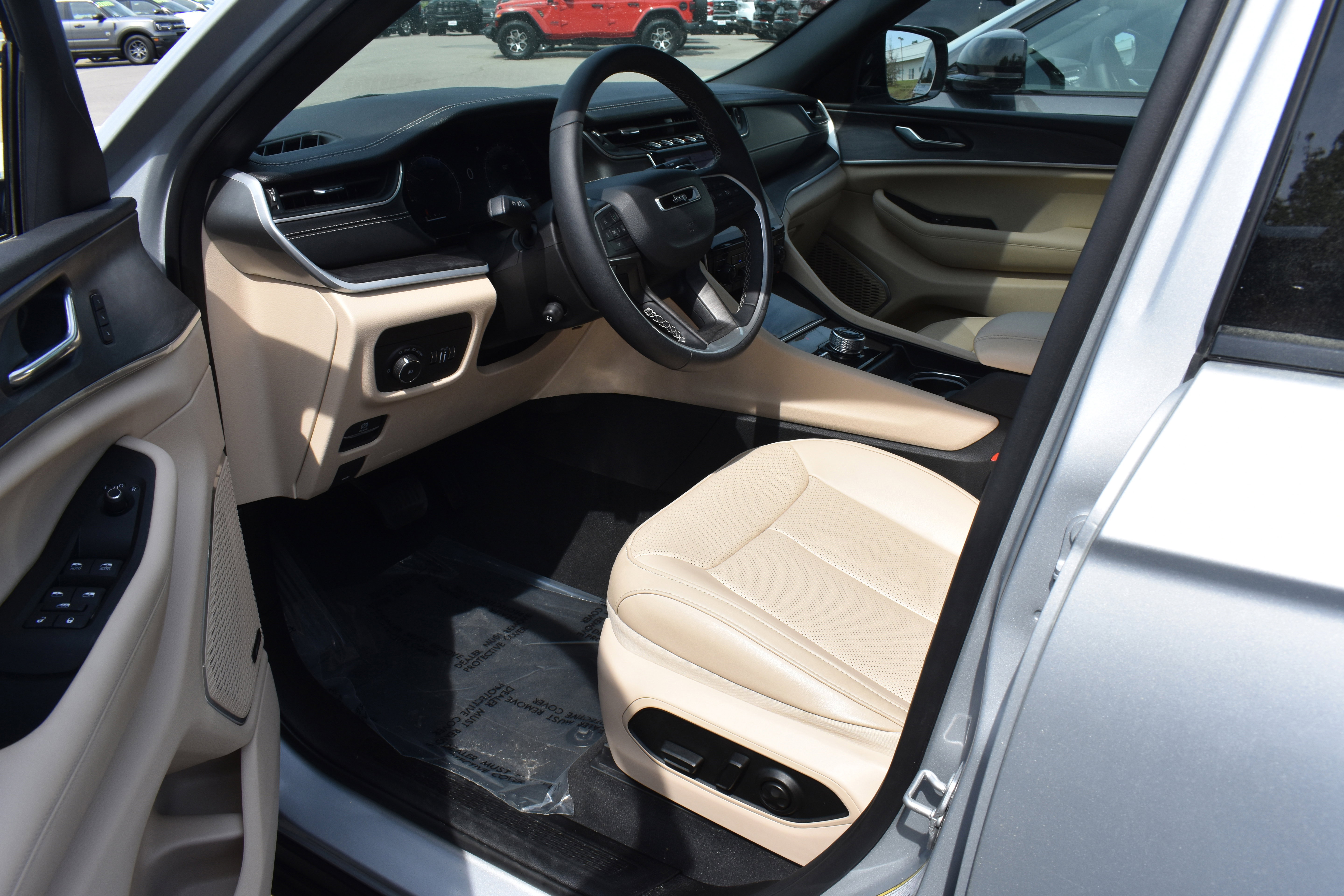 Used 2025 Jeep Grand Cherokee Limited w/ Luxury Tech Group II image 24