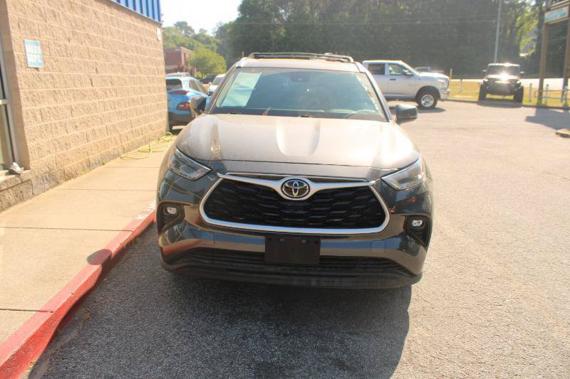 Used 2021 Toyota Highlander XLE FWD image 2