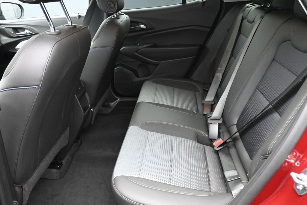 Used 2025 Chevrolet Trax LT w/ LT Convenience Package FWD image 12