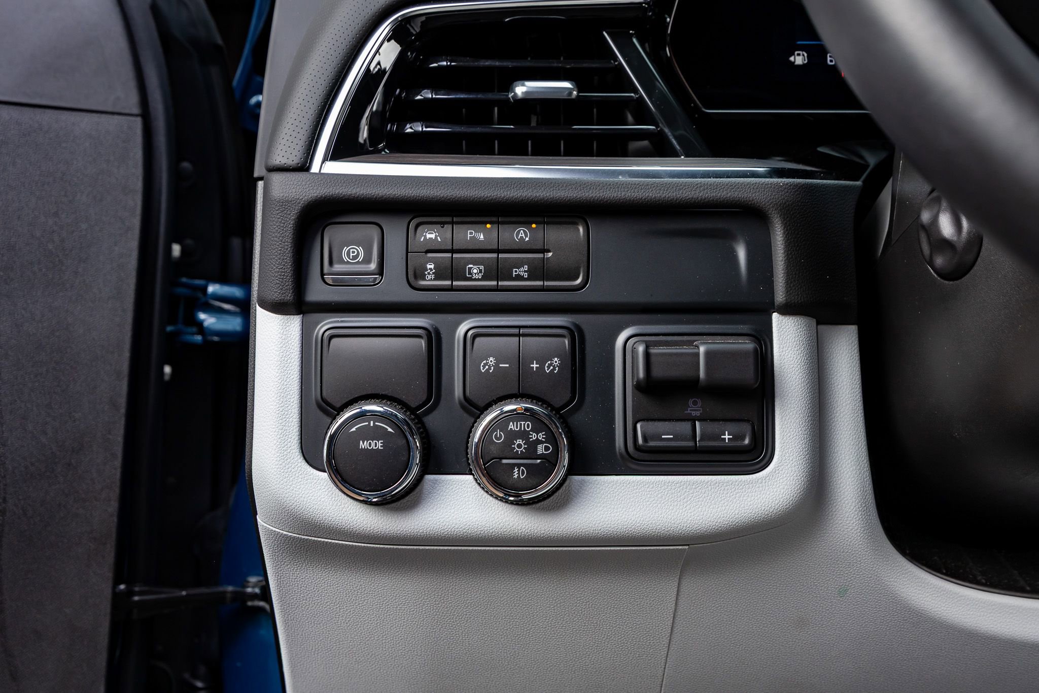 Used 2025 Chevrolet Suburban Premier w/ Sun And Tow Package image 18