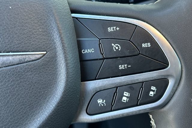 Used 2025 Chrysler Pacifica Select image 27