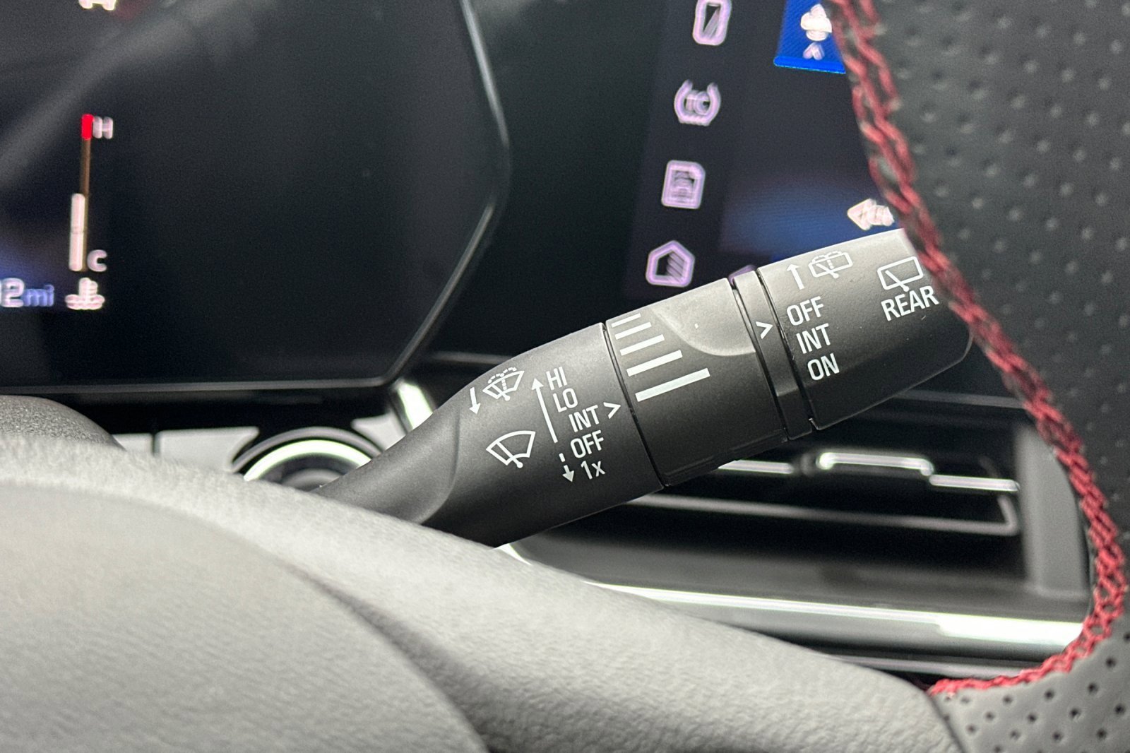 Used 2025 Chevrolet Trax RS w/ Driver Confidence Package image 38