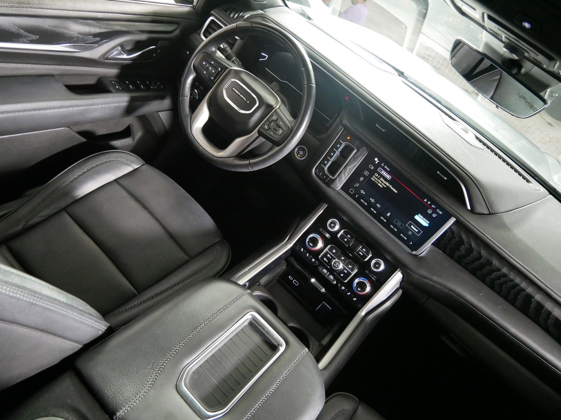 Used 2024 GMC Yukon XL Denali w/ Advanced Technology Package image 9