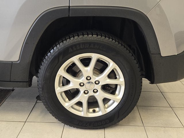 Used 2016 Jeep Cherokee Latitude w/ Cold Weather Group AWD/4WD image 12