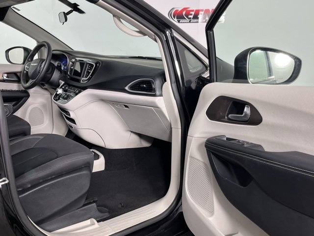 Used 2020 Chrysler Voyager L image 27