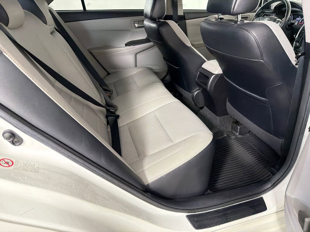 Used 2016 Toyota Camry SE w/ Moonroof Package image 16