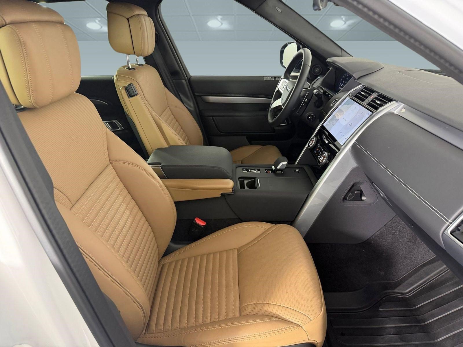 Used 2025 Land Rover Discovery Dynamic SE AWD/4WD image 24