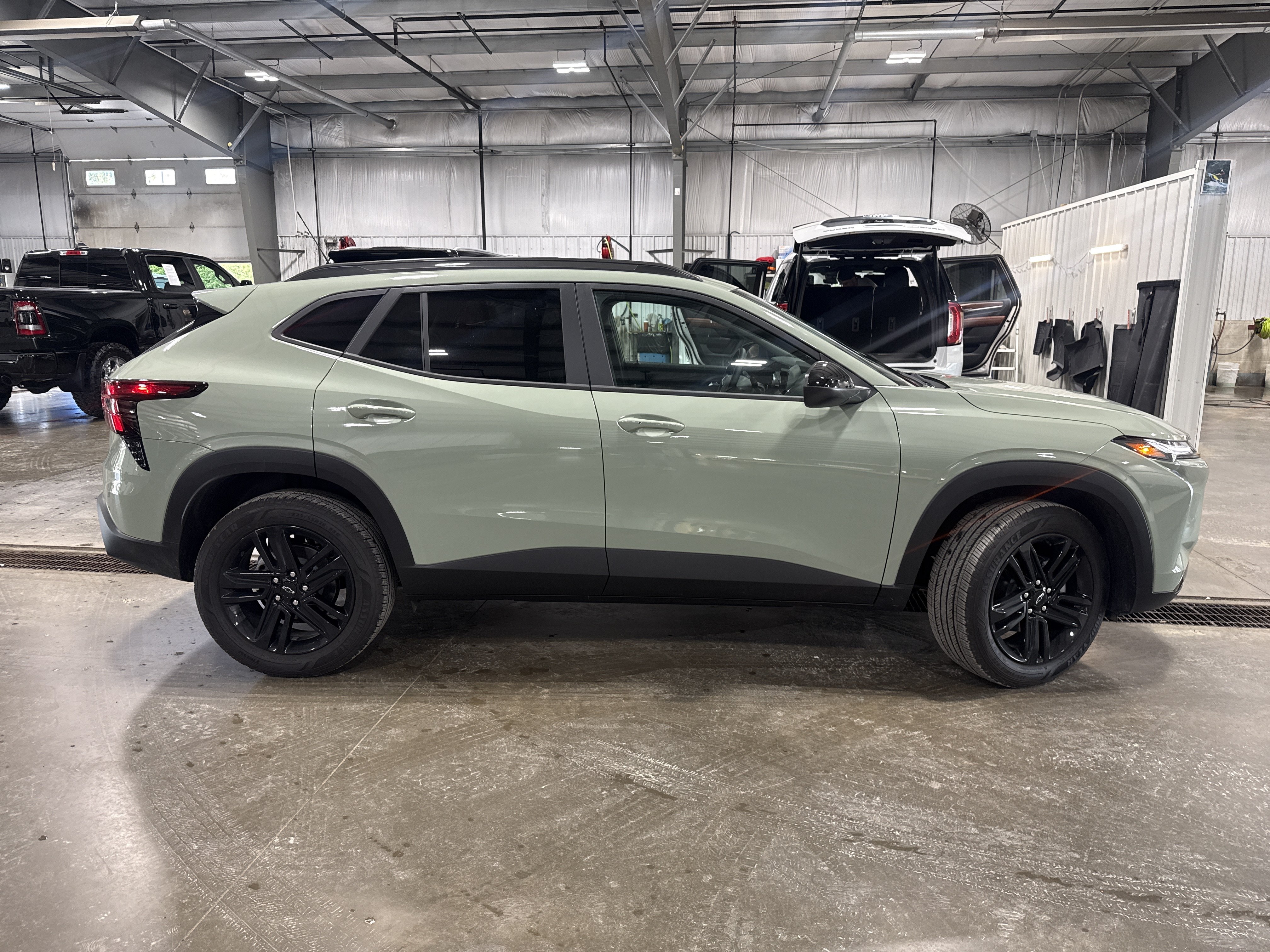 Used 2025 Chevrolet Trax ACTIV w/ Driver Confidence Package FWD image 2