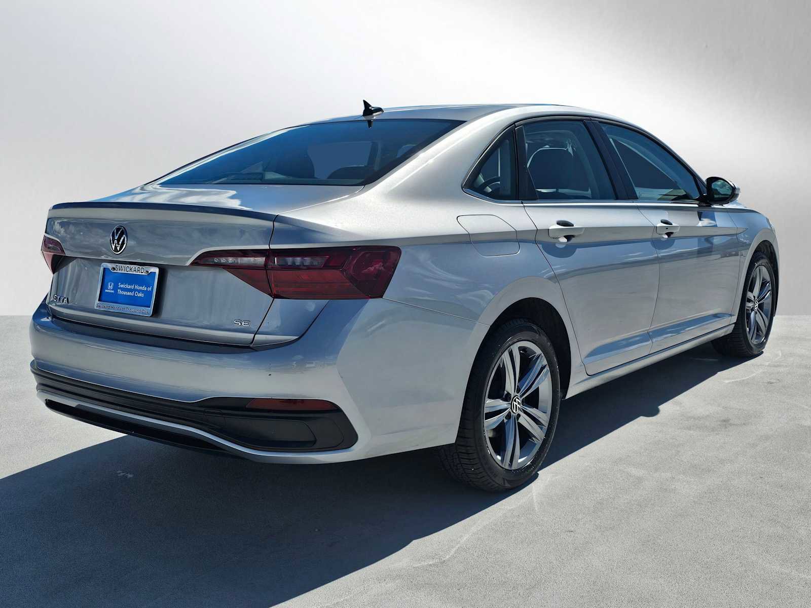 Used 2024 Volkswagen Jetta SE FWD image 3