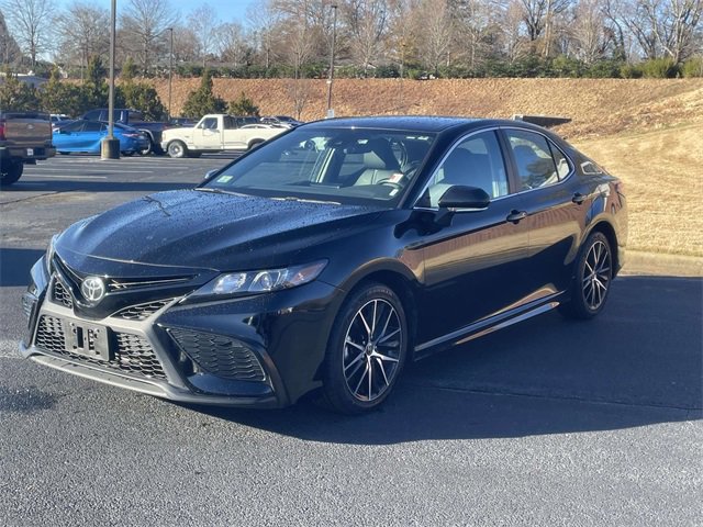 Used 2024 Toyota Camry SE image 3