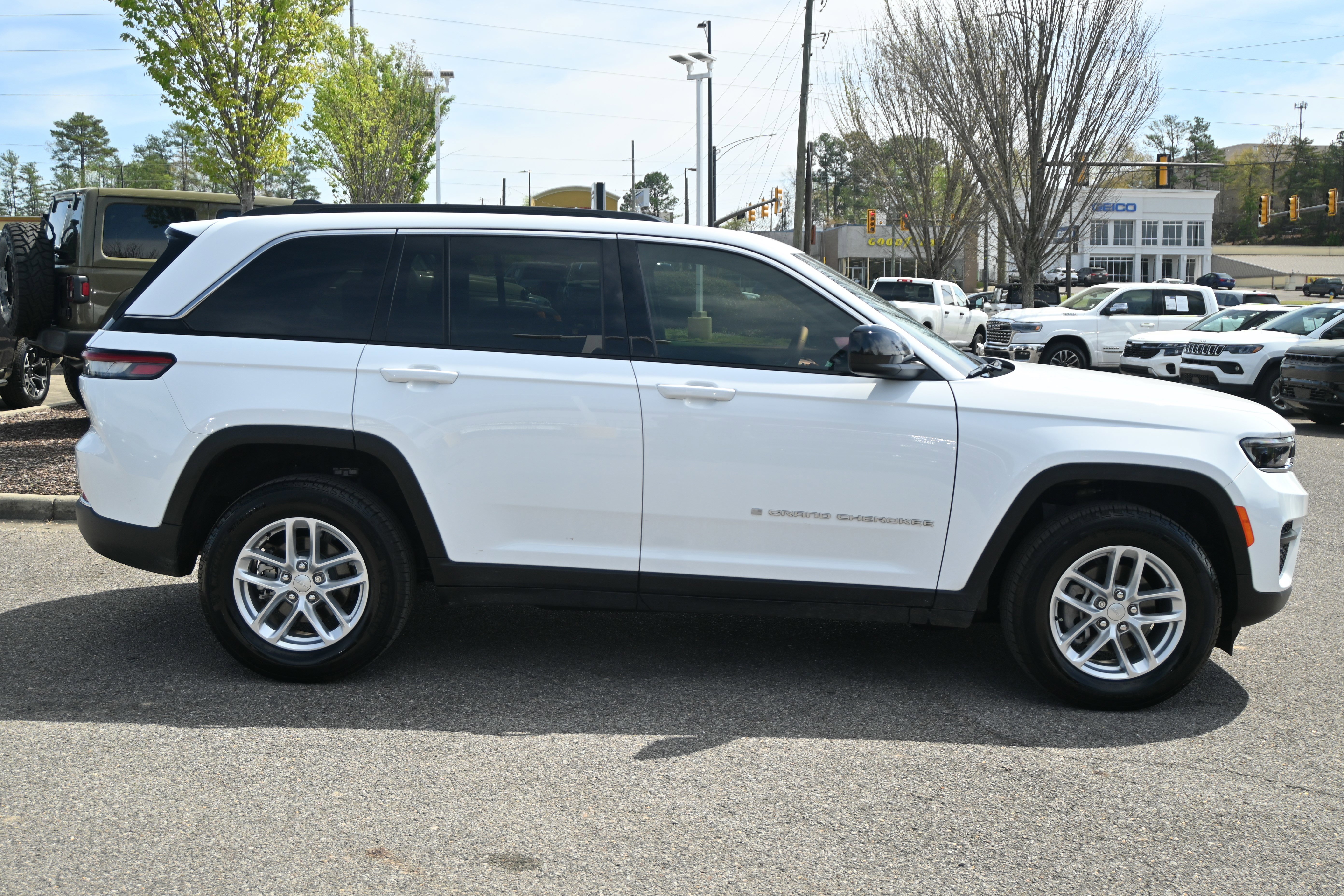 Used 2025 Jeep Grand Cherokee Laredo X image 17