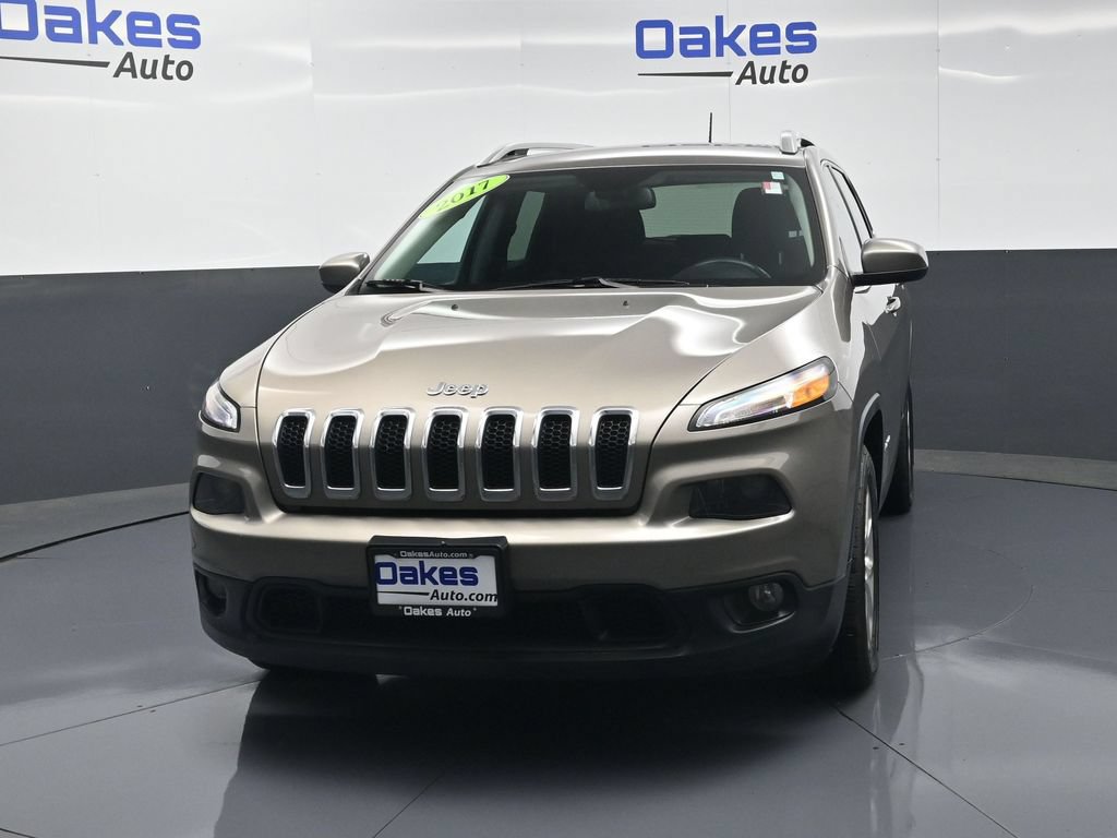 Used 2017 Jeep Cherokee Latitude w/ Cold Weather Group FWD image 2