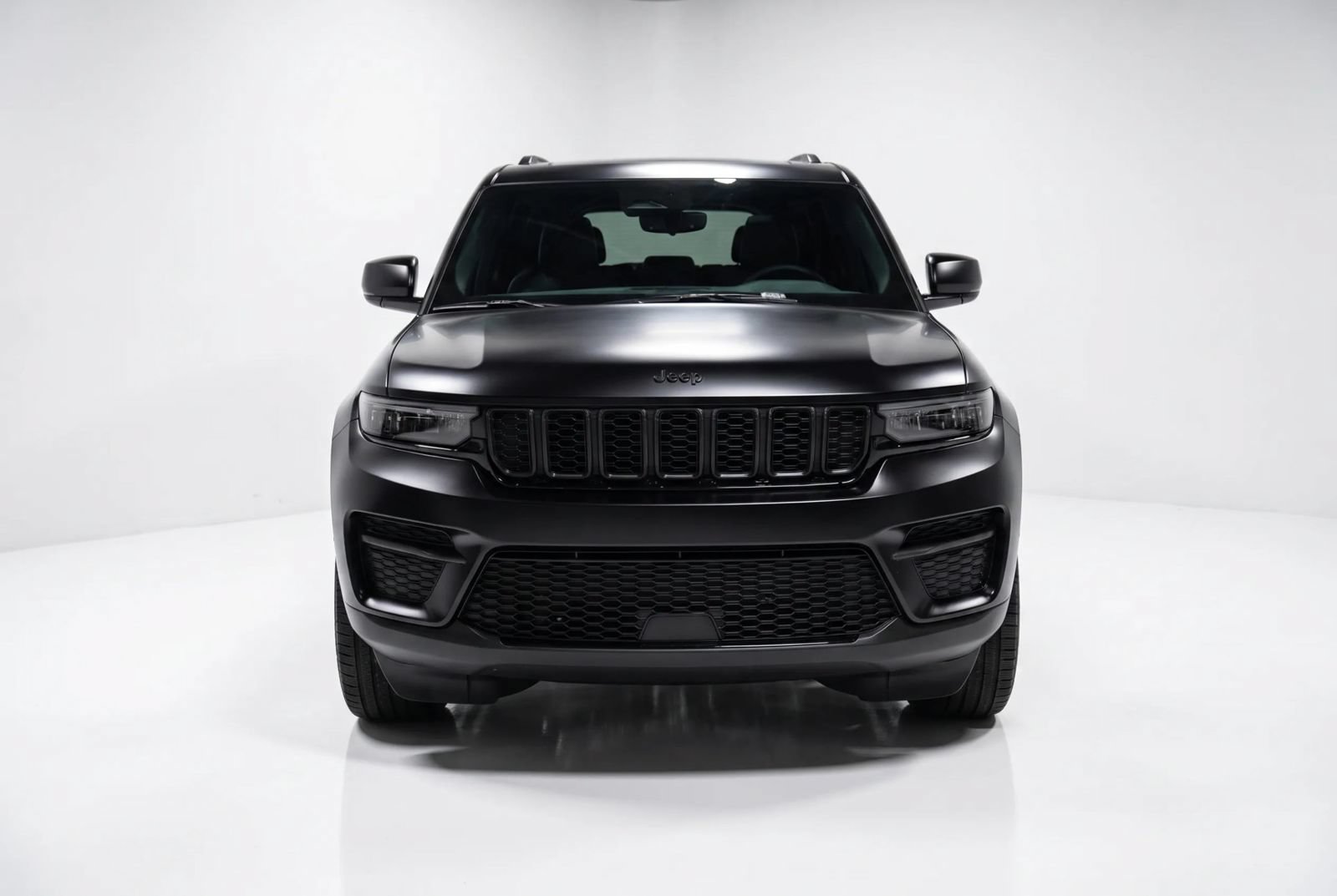 Used 2023 Jeep Grand Cherokee Altitude AWD/4WD image 2
