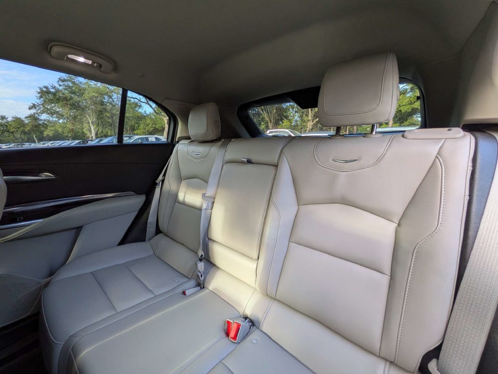 Used 2023 Cadillac XT4 Luxury w/ Cold Weather Package FWD image 17