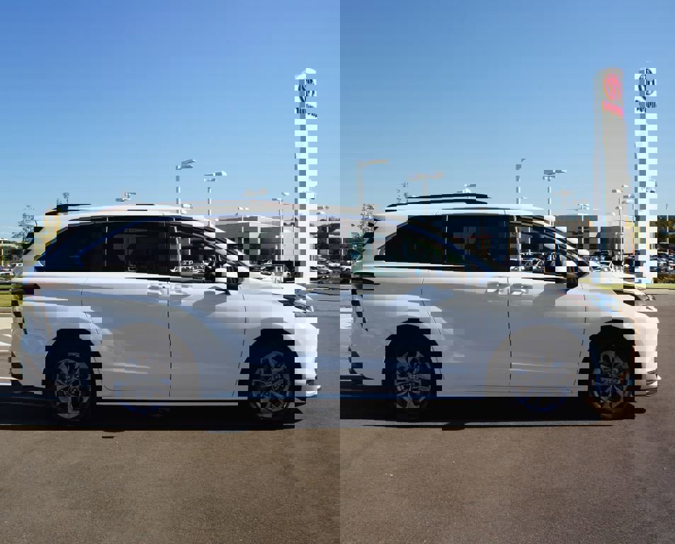 Used 2025 Toyota Sienna LE image 21