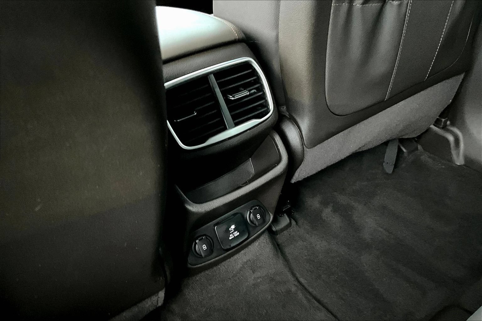 Used 2020 Hyundai Santa Fe Limited FWD image 11
