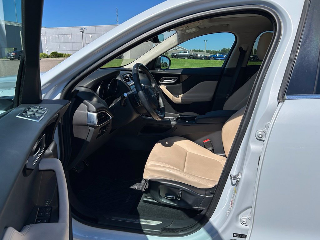 Used 2019 Jaguar F-PACE Premium AWD/4WD image 16