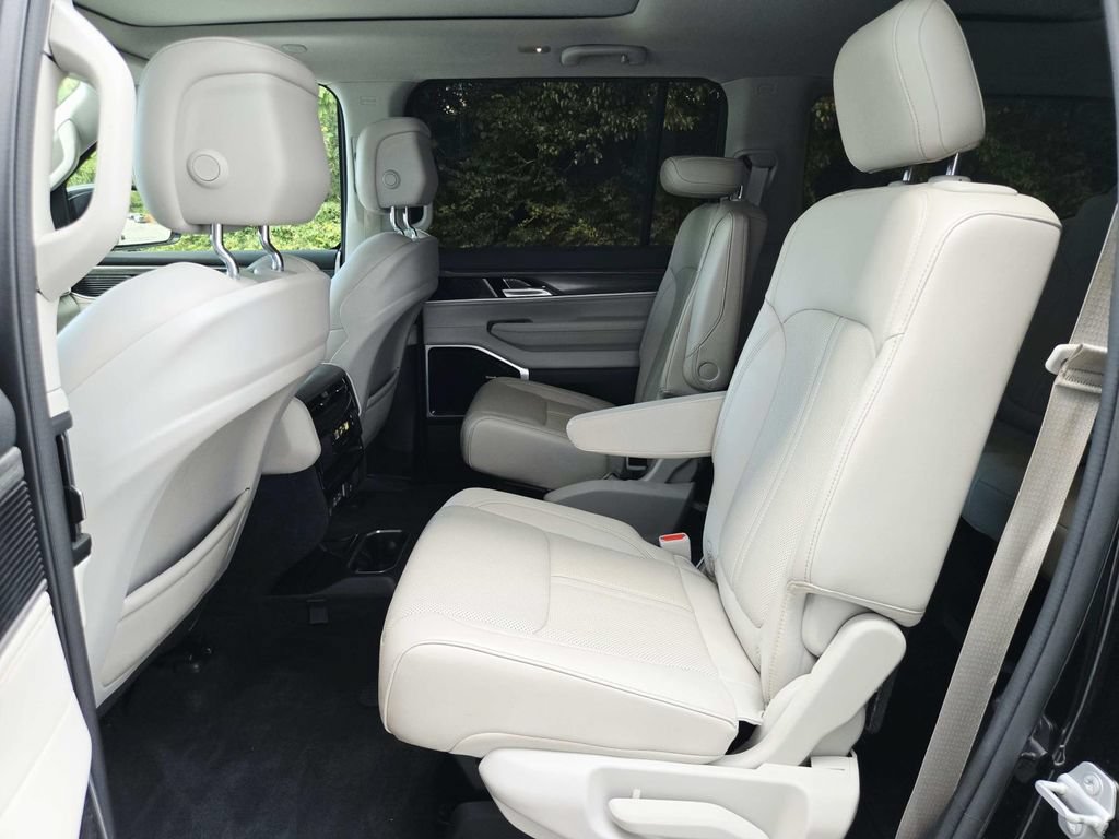 Certified 2023 Jeep Wagoneer Series III w/ Premium Group I AWD/4WD image 13
