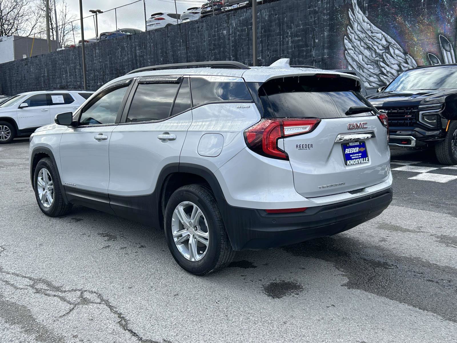 Used 2022 GMC Terrain SLE w/ Driver Convenience Package image 5