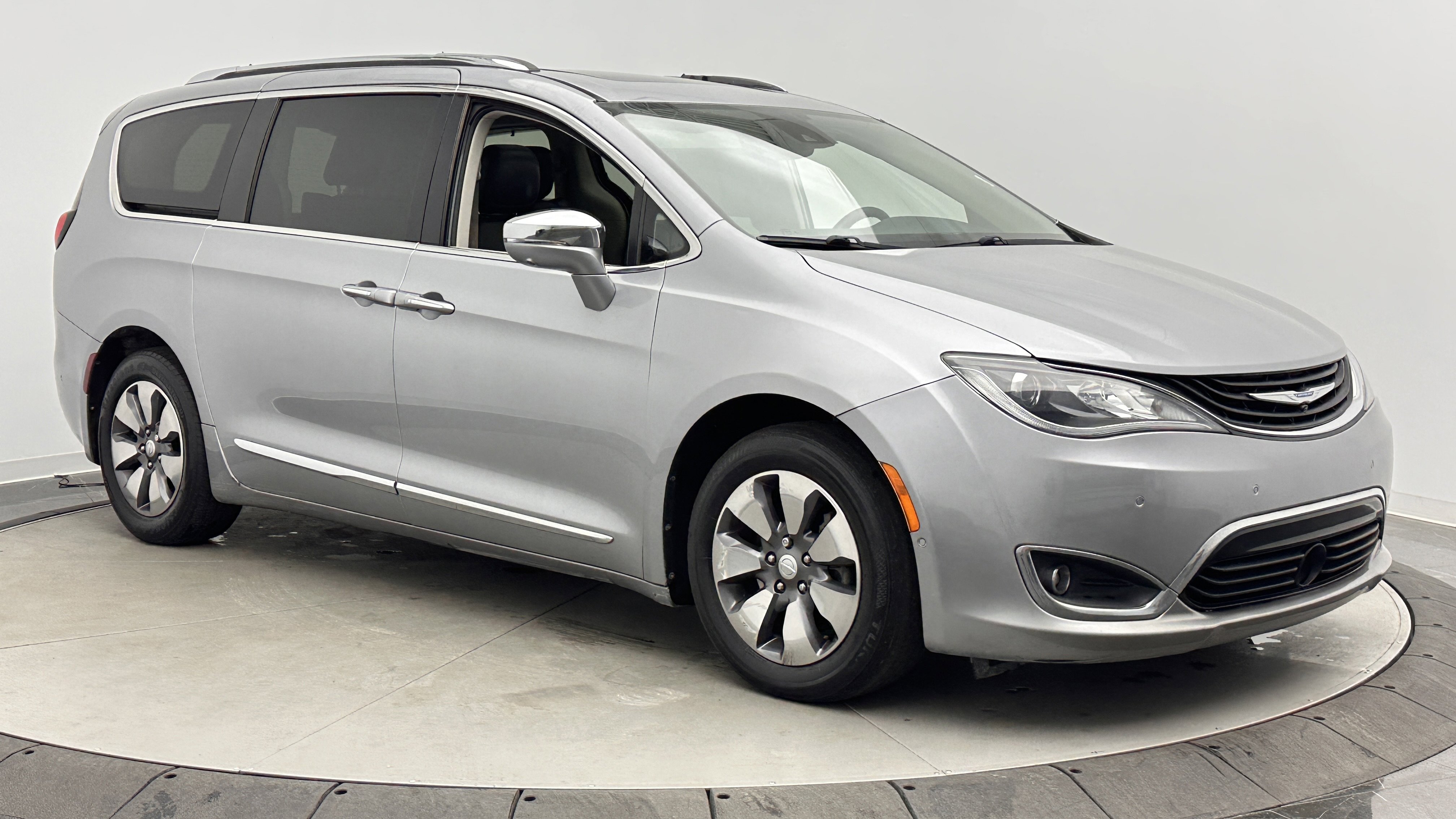 Used 2018 Chrysler Pacifica Limited w/ Advanced Safetytec Group FWD image 3