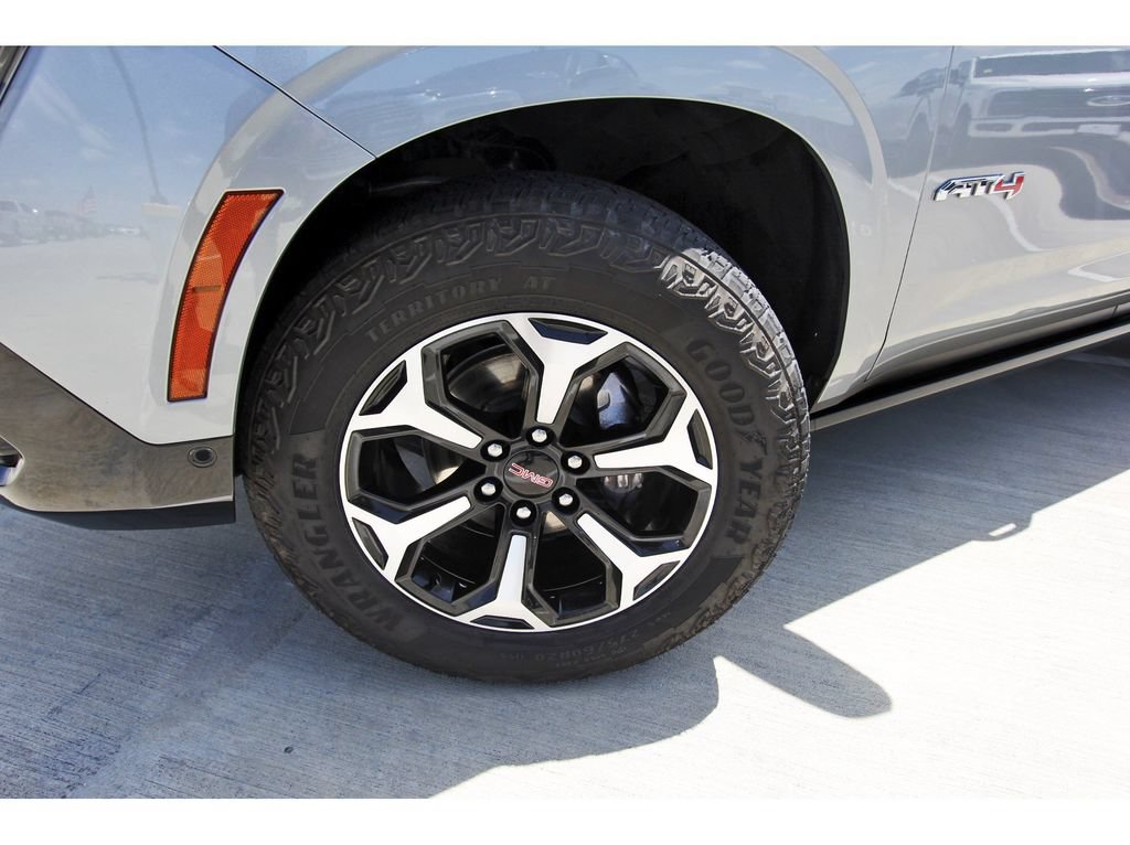 Used 2025 GMC Yukon AT4 w/ AT4 Premium Package AWD/4WD image 30