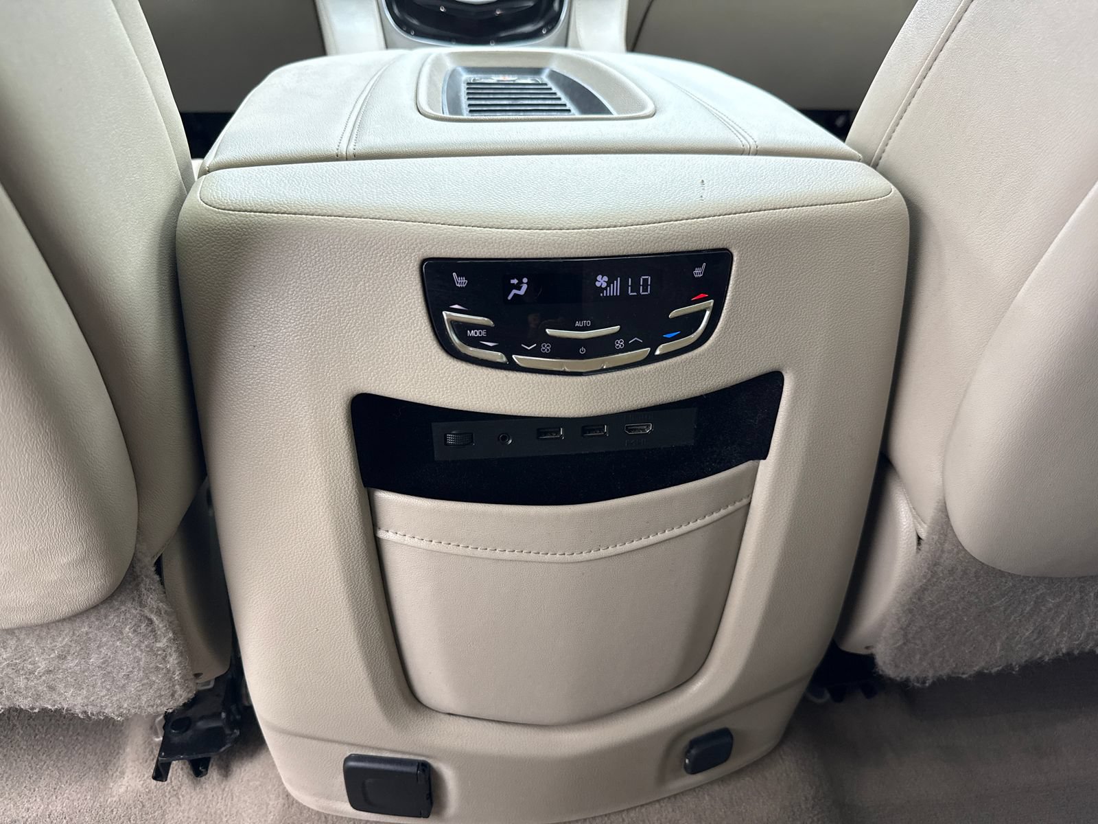 Used 2018 Cadillac Escalade Luxury RWD image 39