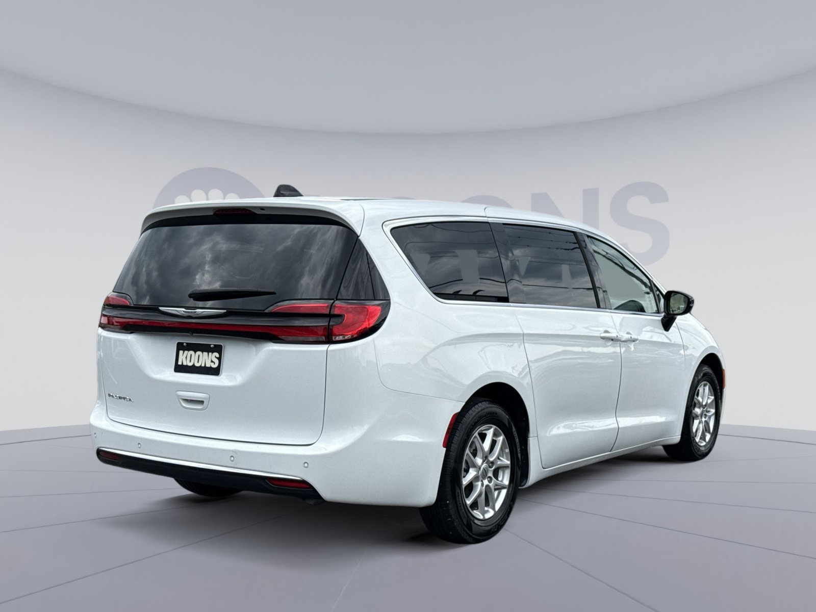 Used 2024 Chrysler Pacifica Touring-L FWD image 7