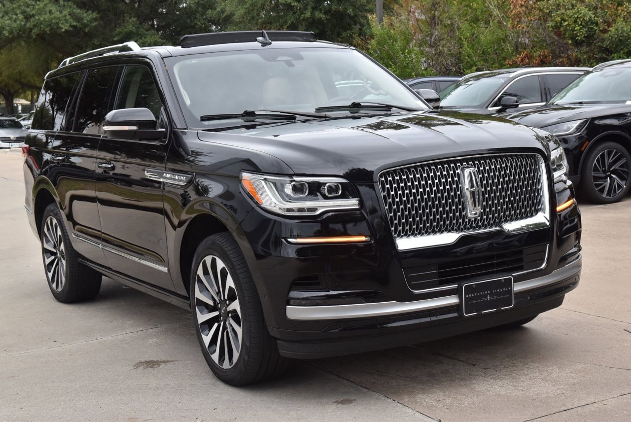 Used 2024 Lincoln Navigator Reserve AWD/4WD image 4