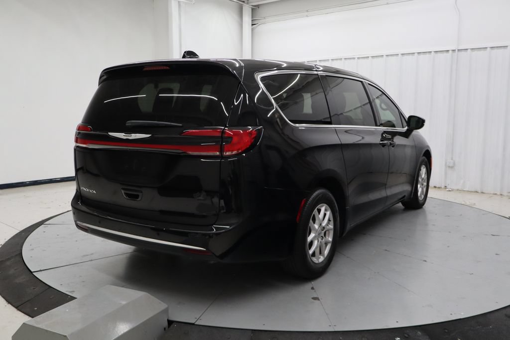 Used 2025 Chrysler Pacifica Select FWD image 3