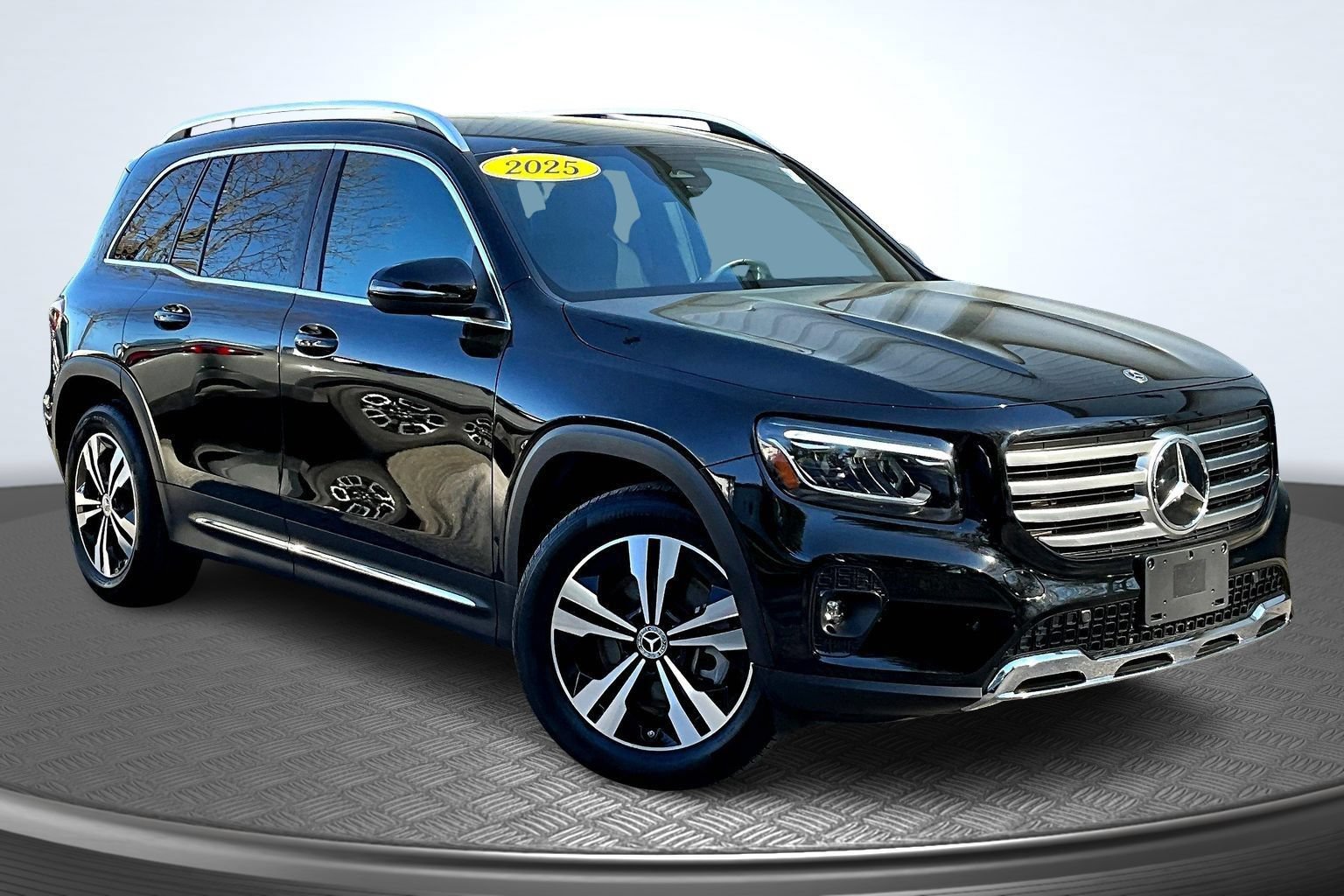 Used 2025 Mercedes-Benz GLB 250 image 3