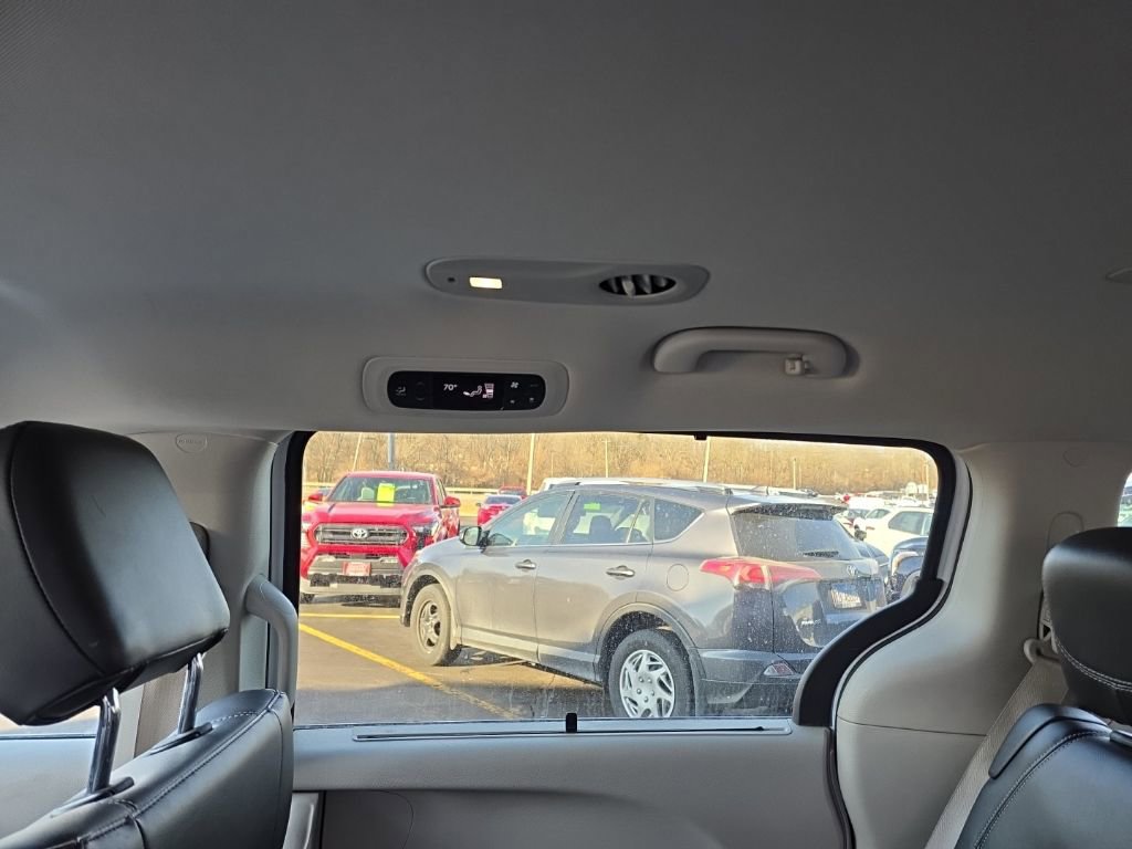 Used 2024 Chrysler Pacifica Touring-L image 12